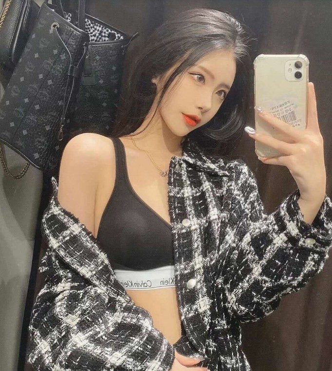 常州高端嫩模鹿纯-肌肤白如雪私处粉嫩